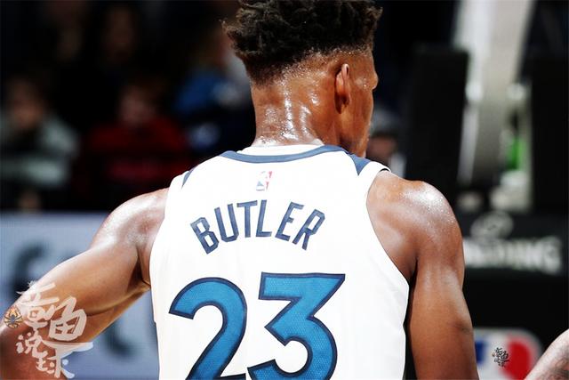 梅西社交媒体晒图 球场边悠闲喝茶发型梦回2018